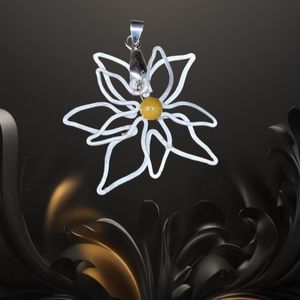 Flower pendant necklace